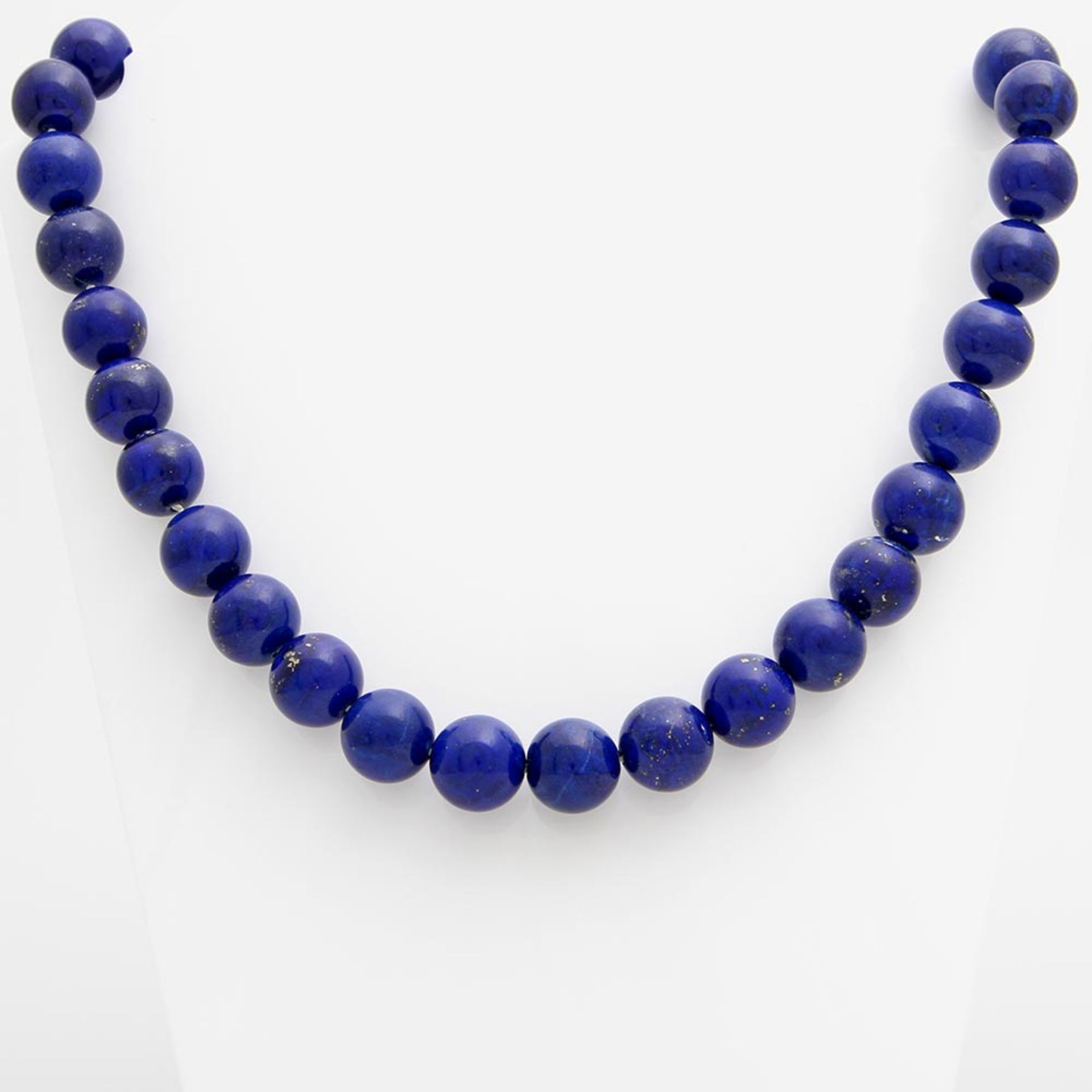 Lapislazuli-Collier mit einer Kugelschließe bes. m. rundfac. Rubinen, Smaragden u. Saphiren.