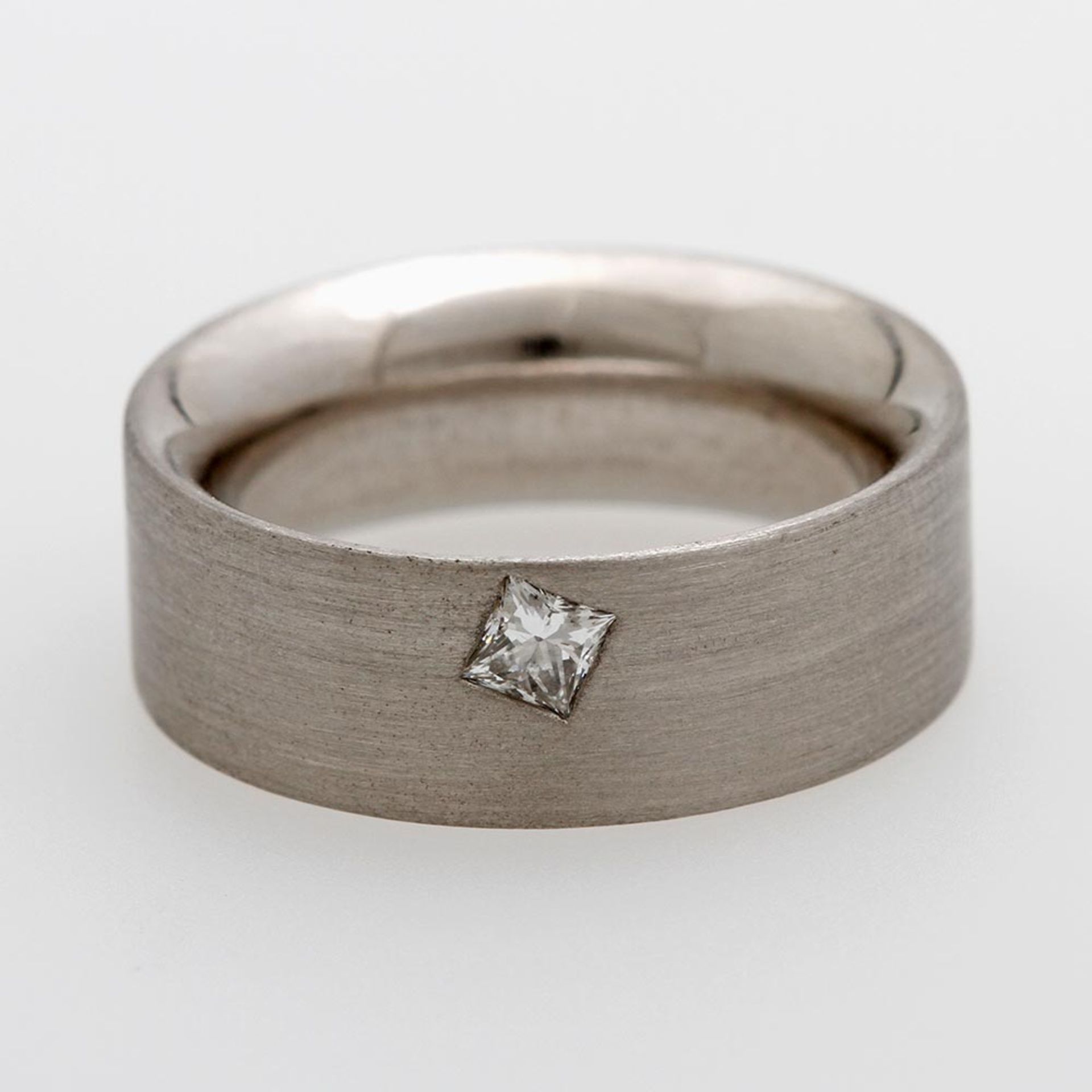Ring besetzt mit einem Diam. im Princess-Cut ca. 0,14ct FEINES WEIß/ VS. PLATIN. Ringgr. ca. 49,5,