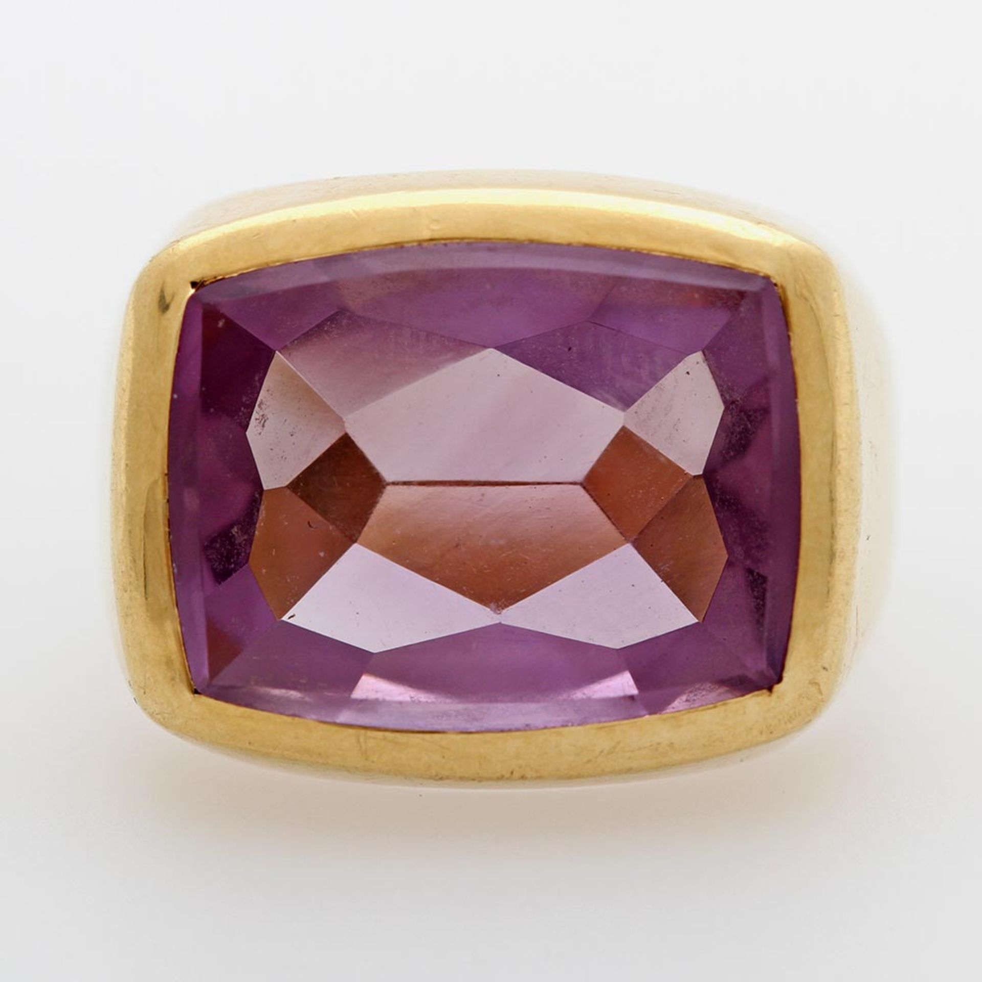 Damenring besetzt mit einem fac. Amethyst (ca. 15x12mm). GG 18K. Ringgr. ca. 58. Tragespuren. * Leg.