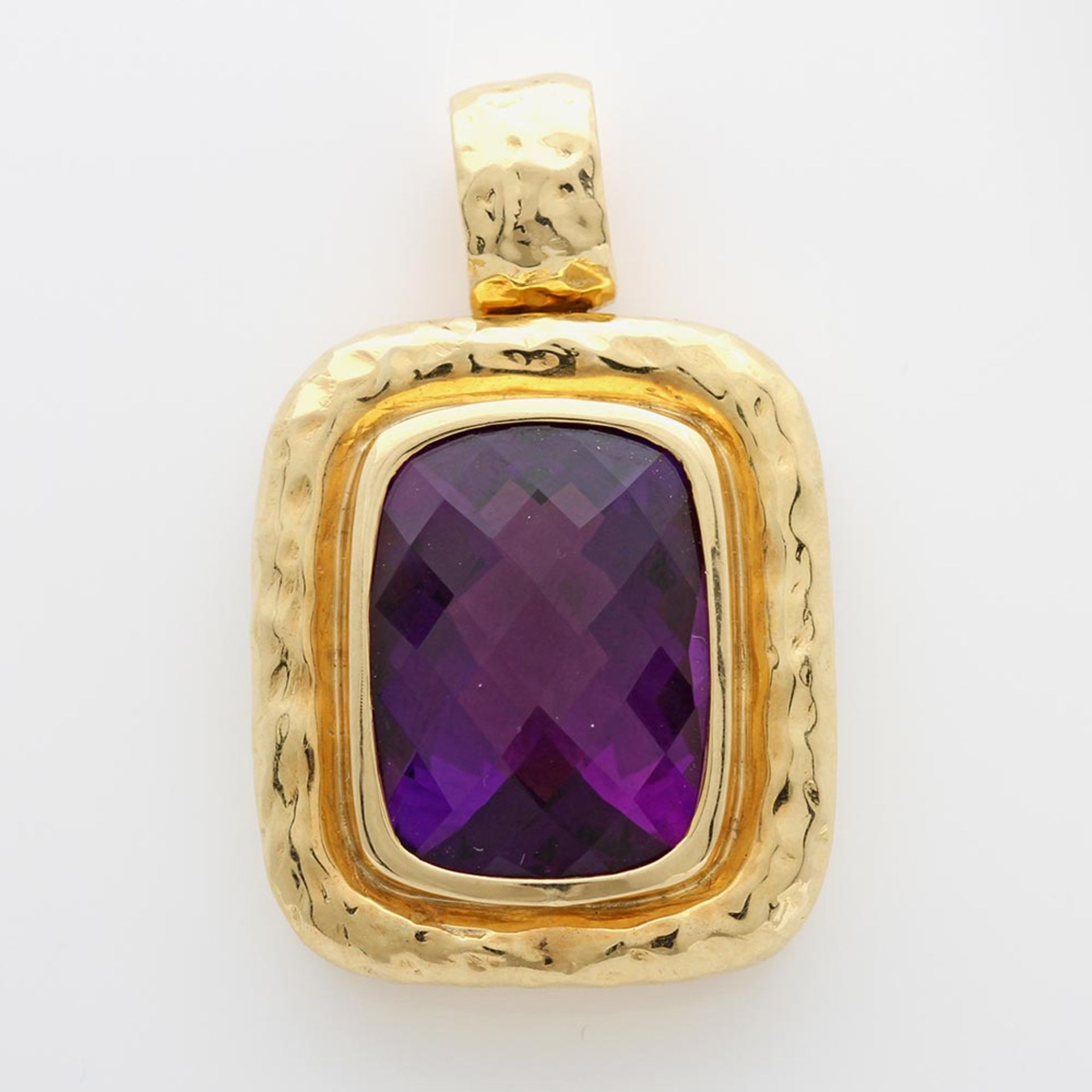 Anhänger besetzt mit einem Amethyst (ca. 20 x 15mm, feine Farbqualität). GG 18K. Schöne, massive