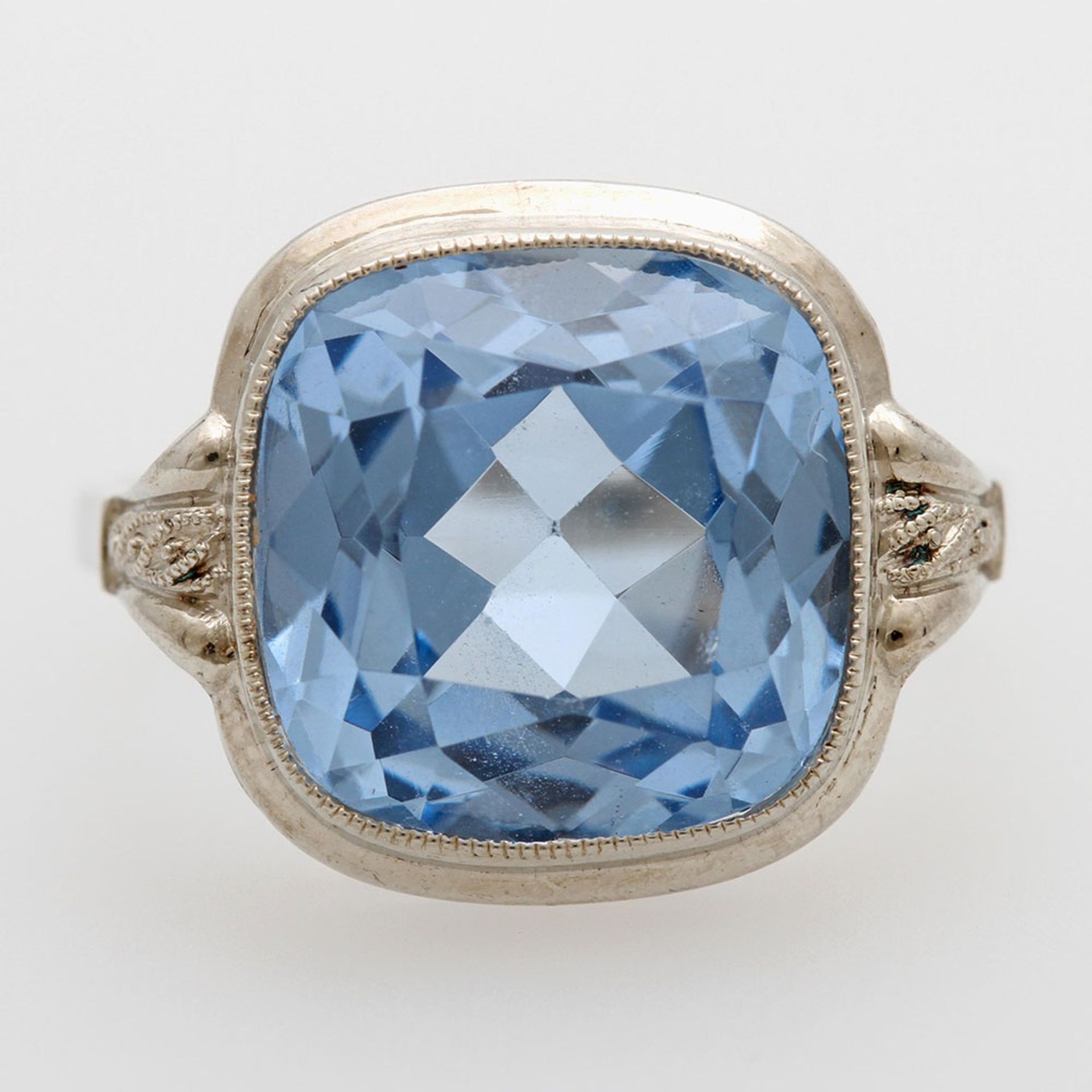 Ring besetzt mit einem hellblauen fac. Stein. SILBER. Ringgr. ca. 53. Tragespuren, Ringschiene