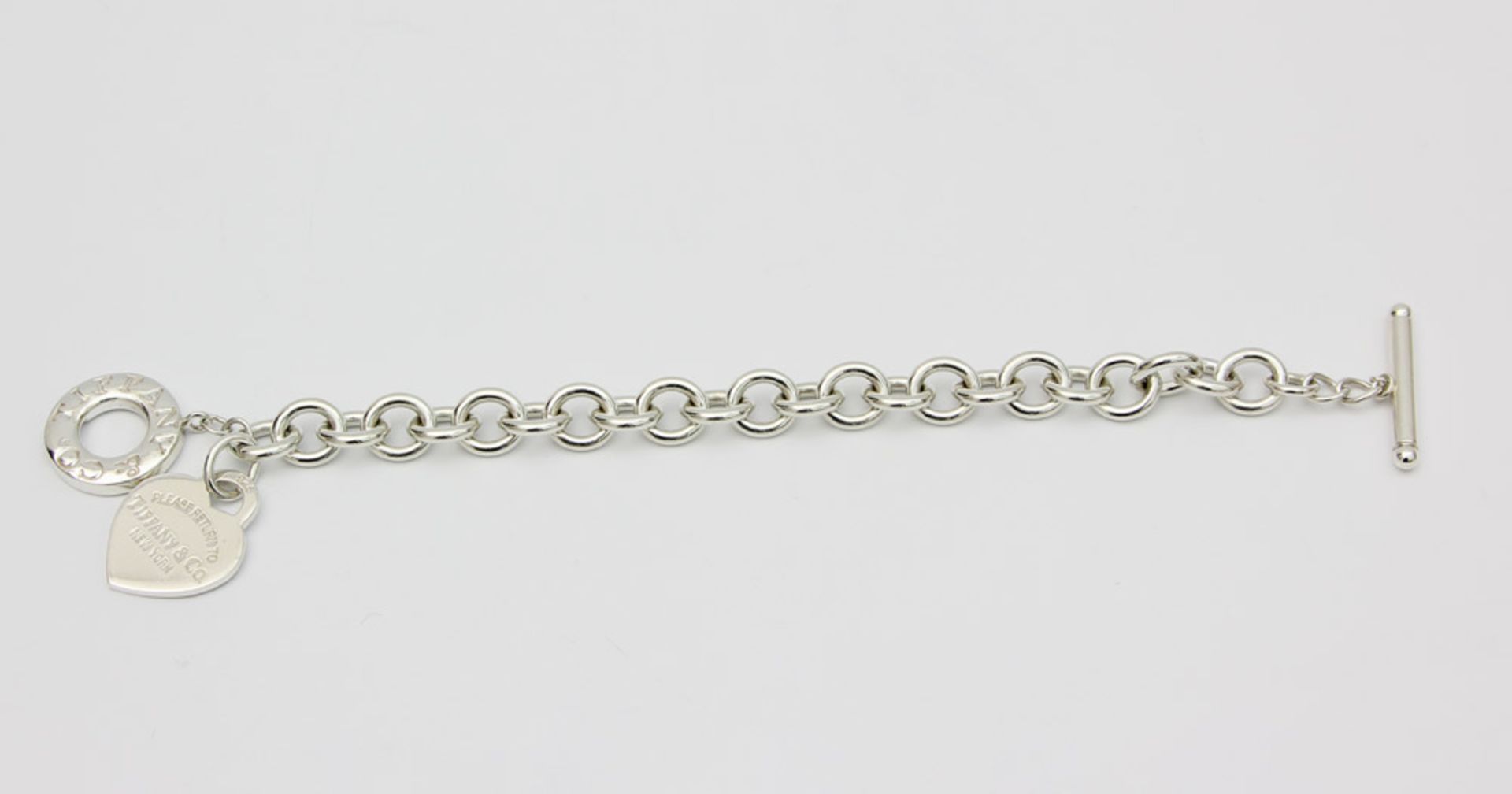 TIFFANY & Co. berühmtes Armband mit Herzanhänger. Länge 20 cm. Akt. NP. 400,-?. Silber.