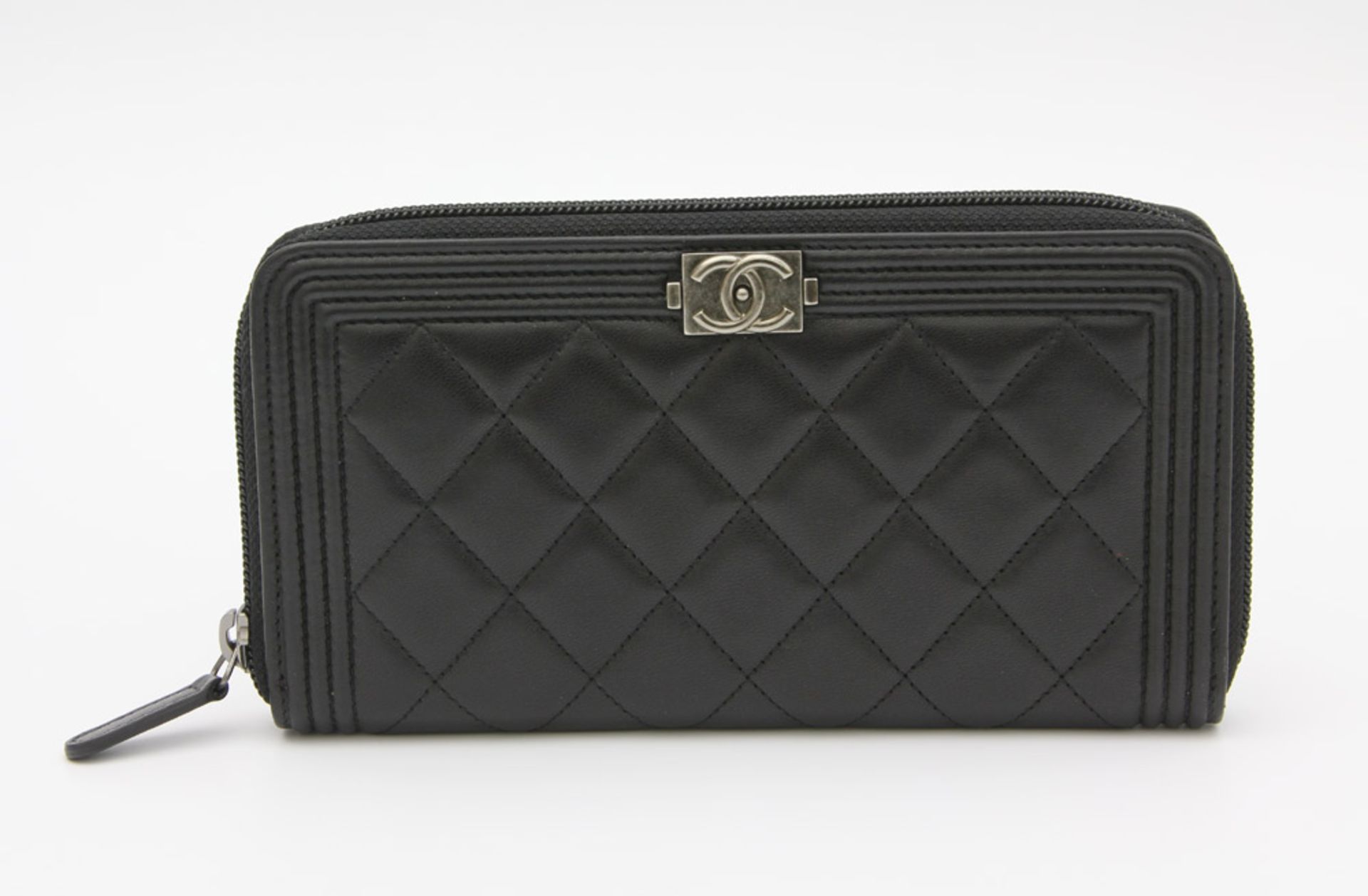 CHANEL hochaktuelles Portemonnaie "BOY". Akt. NP.: 900,-?. NEUWERTIG!! Feines Nappaleder, in