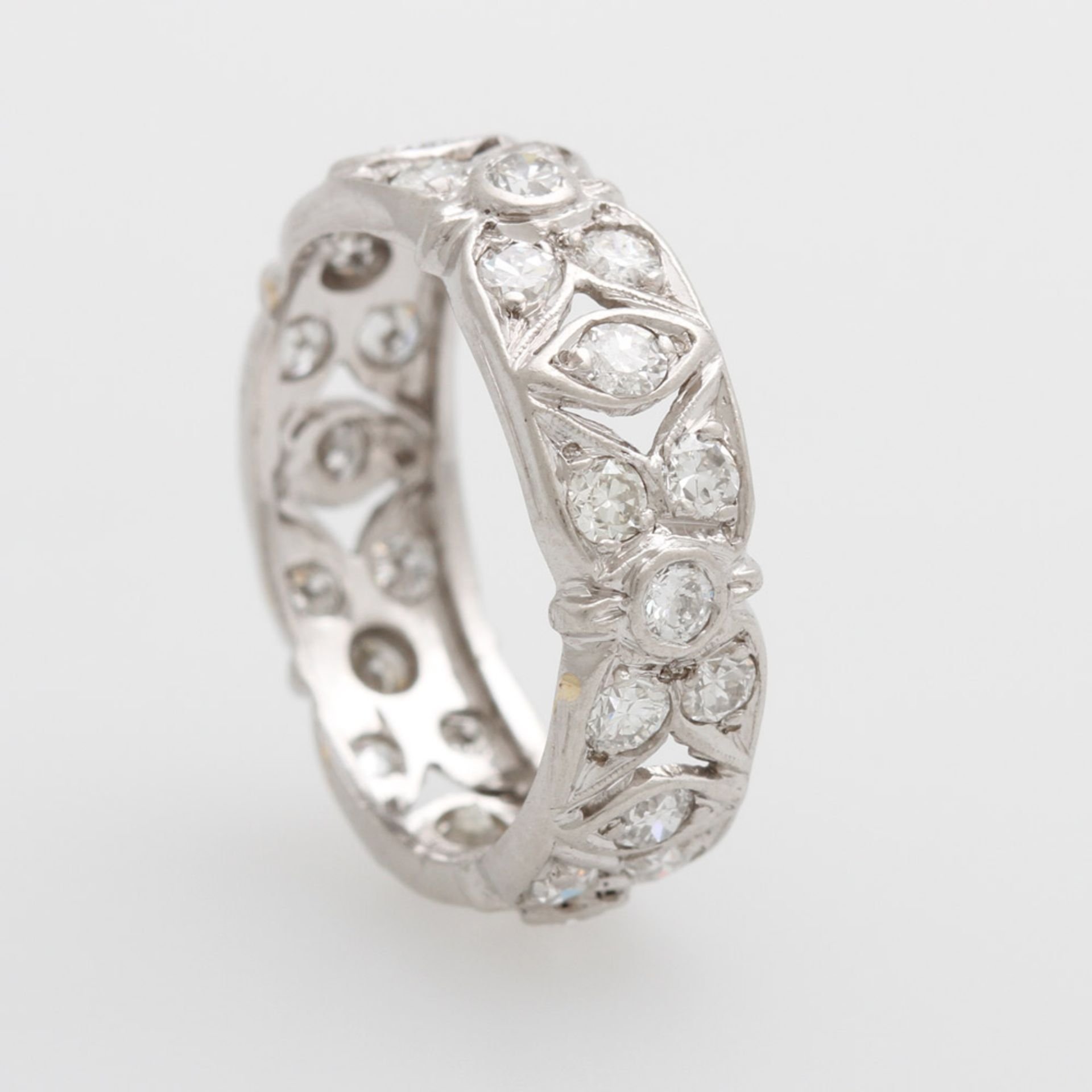 Damenring mit Diamanten im Brillantschliff und Achtkantschliff. WG 18K, florale Ausarbeitung, W: