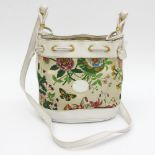 GUCCI aparte Beuteltasche "Flora". Beige Textiltasche mit floralen Motiven in Grün- und Rottönen,