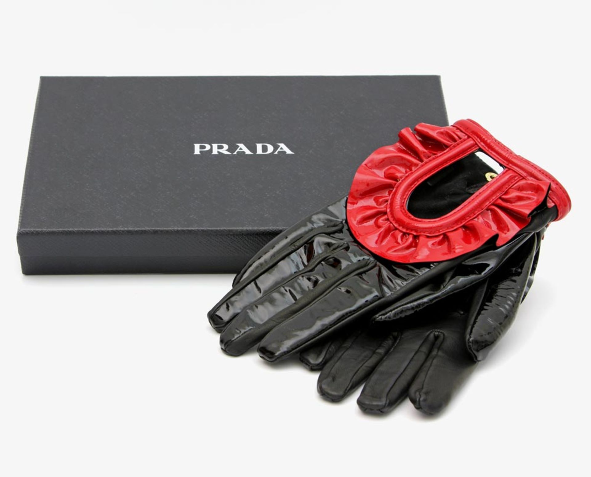 PRADA extravagante Lacklederhandschuhe, Gr. 7. Softes, schwarzes Leder, Handrücken Lackleder, rote