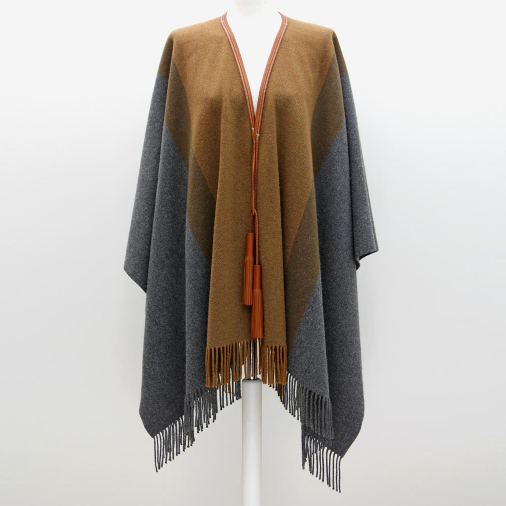 HERMÈS schicker Wollponcho, ca. Gr. 40/42. Rechteckige Grundform, Saumlinie mit Fransenabschluss.