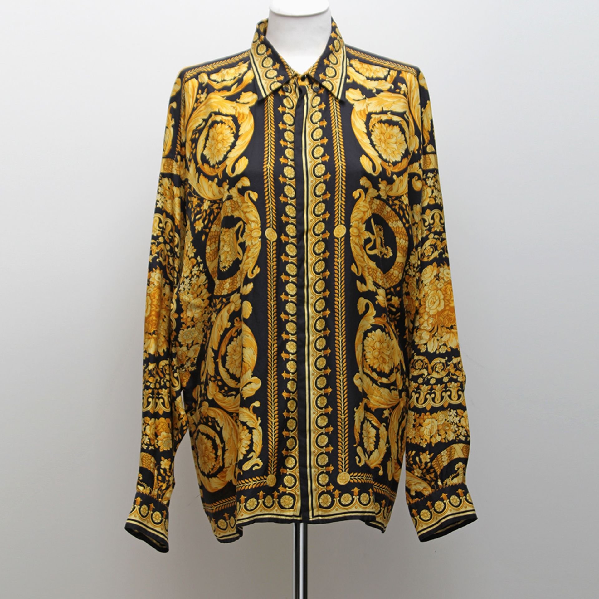 VERSACE schickes Seidenhemd, Gr. 52; goldfarbene Ornamente auf schwarzem Grund.Aufrufpreis: 140 EUR