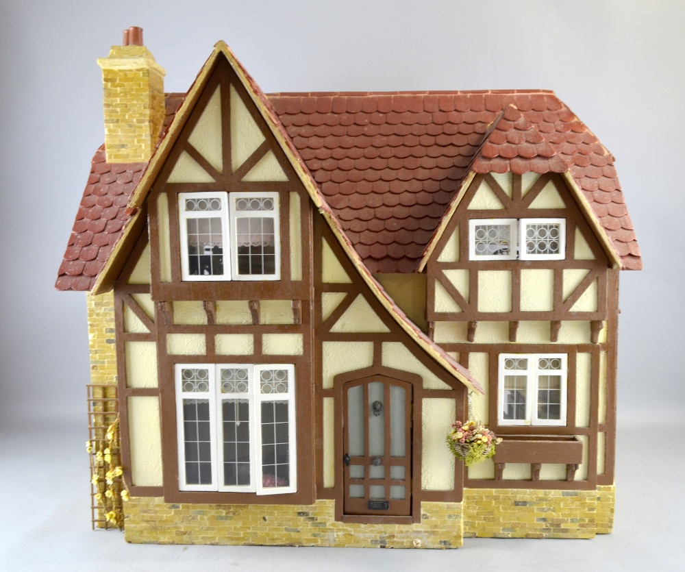 1970's doll's house, Provenance:  From a single owner collection of over 300 dolls including: Armand