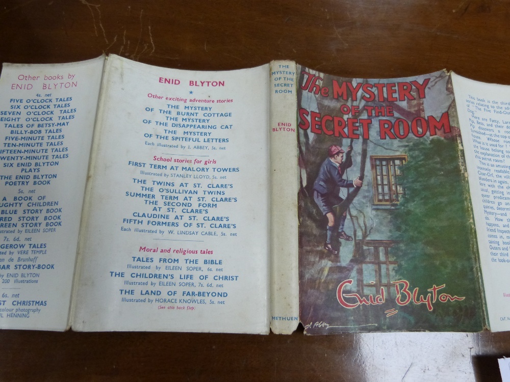 Collection of eight Enid Blyton novels from the Five Find-Outer series, all books with their dust - Image 15 of 22