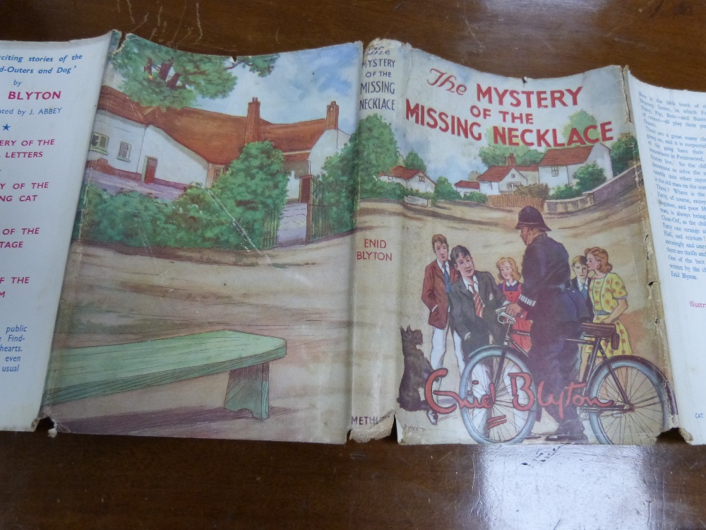 Collection of eight Enid Blyton novels from the Five Find-Outer series, all books with their dust - Image 11 of 22