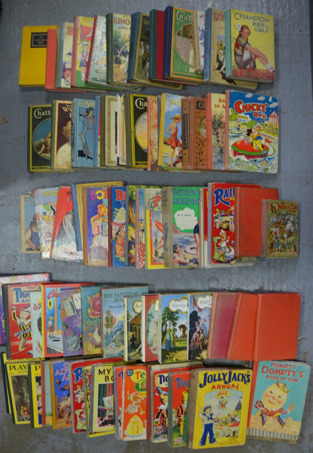 Quantity of children's annuals and children's books