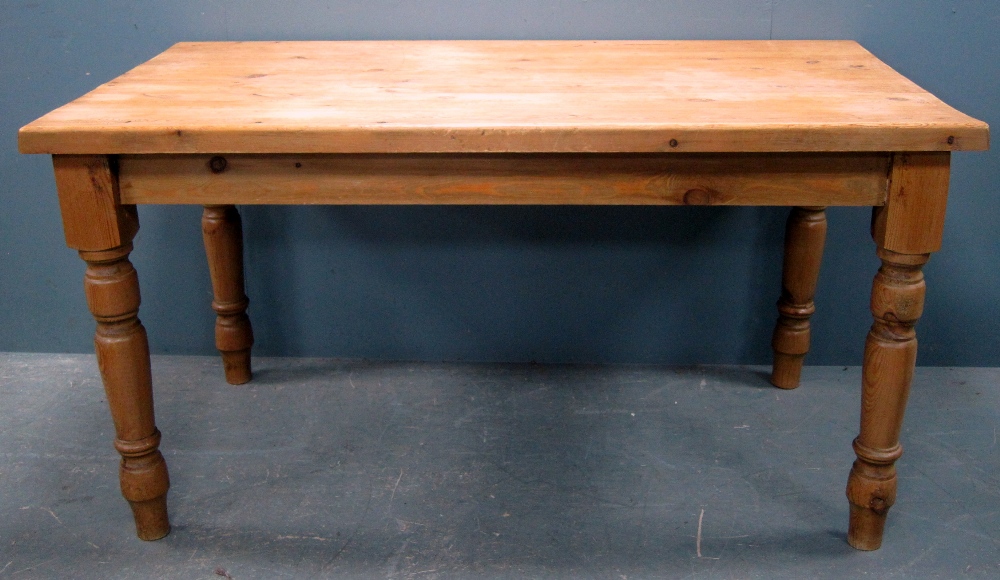 Pine kitchen table on four turned legs, 79cm x 151cm x 86cm