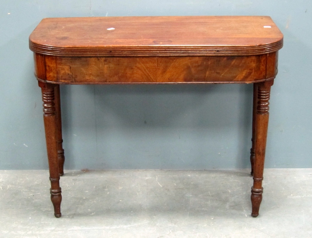 Mahogany tea table on turned legs