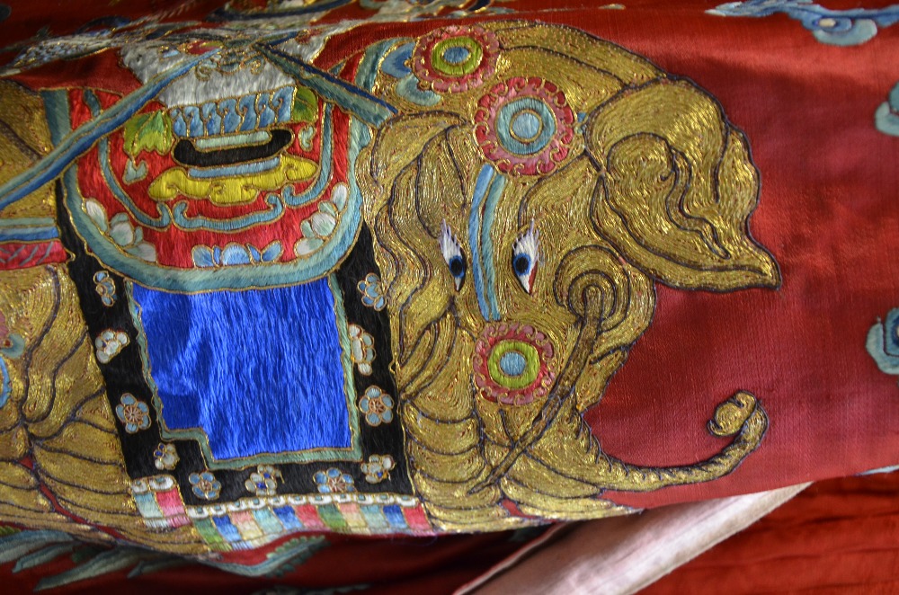 An unusual Chinese late Qing period silk hanging, possibly an altar frontal, with couched gilt - Image 5 of 5