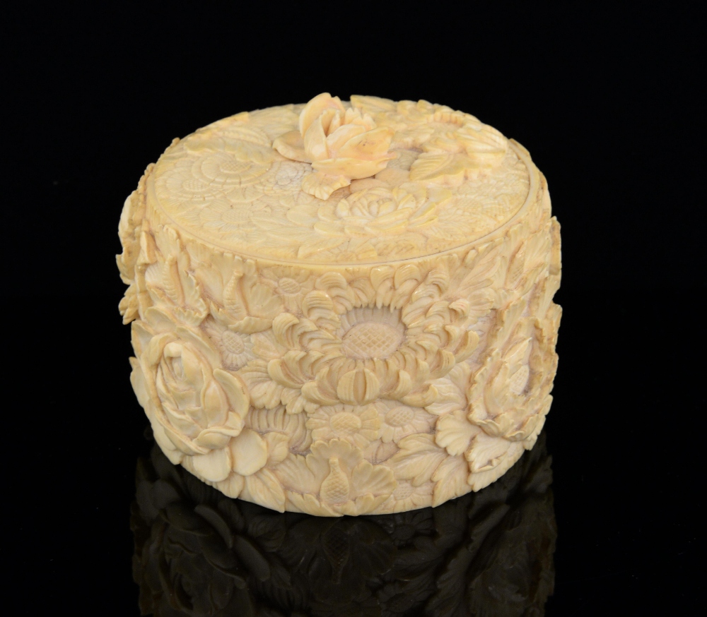 Late 19th/early 20th century Chinese Ivory cylindrical box and cover extensively carved with flowers - Image 2 of 6