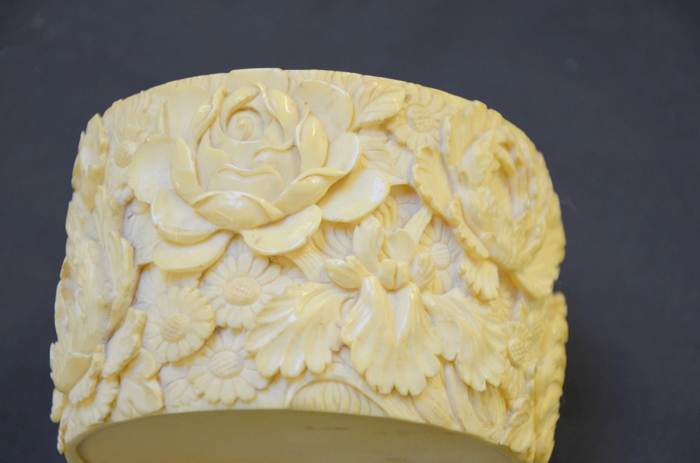 Late 19th/early 20th century Chinese Ivory cylindrical box and cover extensively carved with flowers - Image 5 of 6