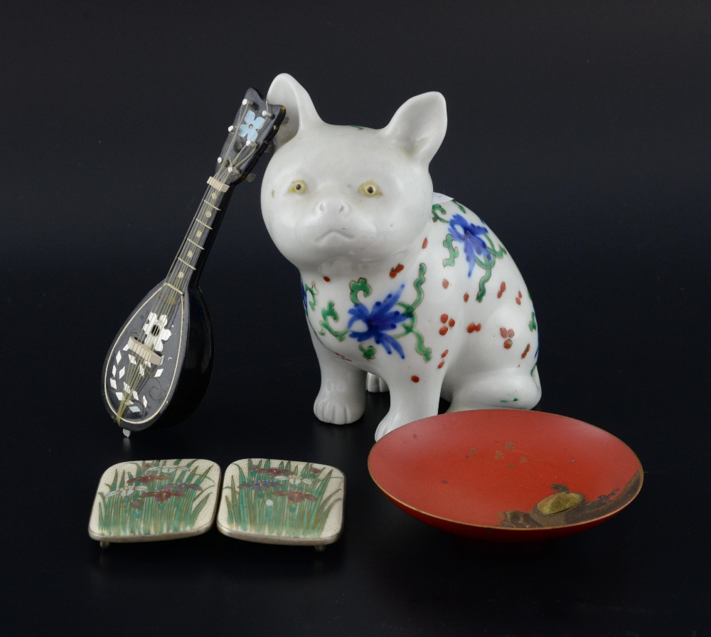 Japanese Hiraldo study of puppy, 13cm, Satsuma buckle in white metal, 5.5cm, lacquered dish, 9cm,