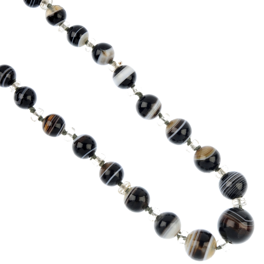 An early 20th century banded agate and glass bead single-strand necklace, comprising a graduated - Image 2 of 4