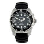 SEIKO - a gentleman's Kinetic Diver's 200M wrist watch. Stainless steel case with calibrated