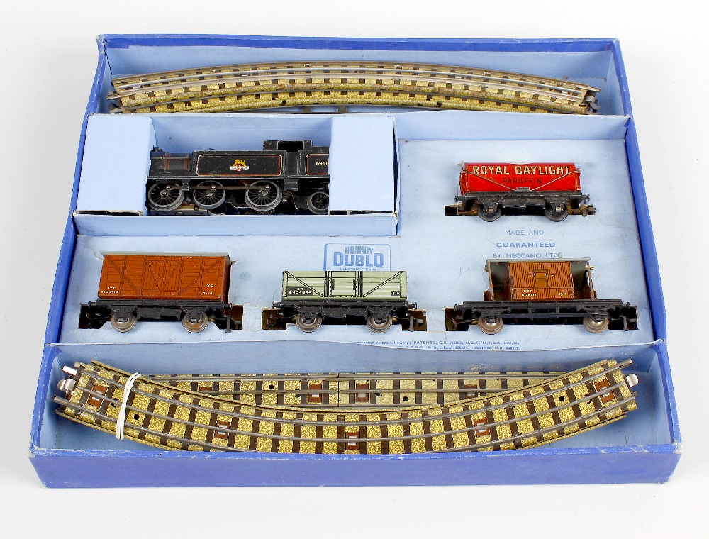 A Hornby Dublo EDG17 tank goods electric model train set (B/R) in original box. All heavy play worn,