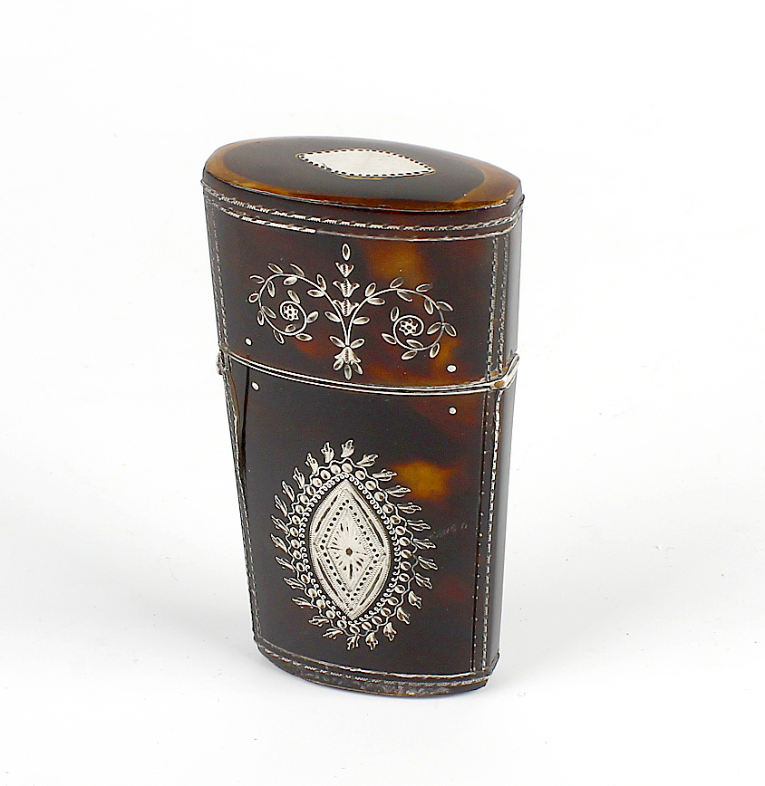 An early 19th century inlaid tortoiseshell etui, decorated with foliate motifs to the body and