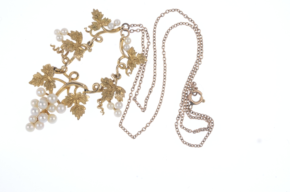 A 9ct gold seed pearl grape and vine necklace. Designed as a graduated series of seed pearl grapes - Image 3 of 3