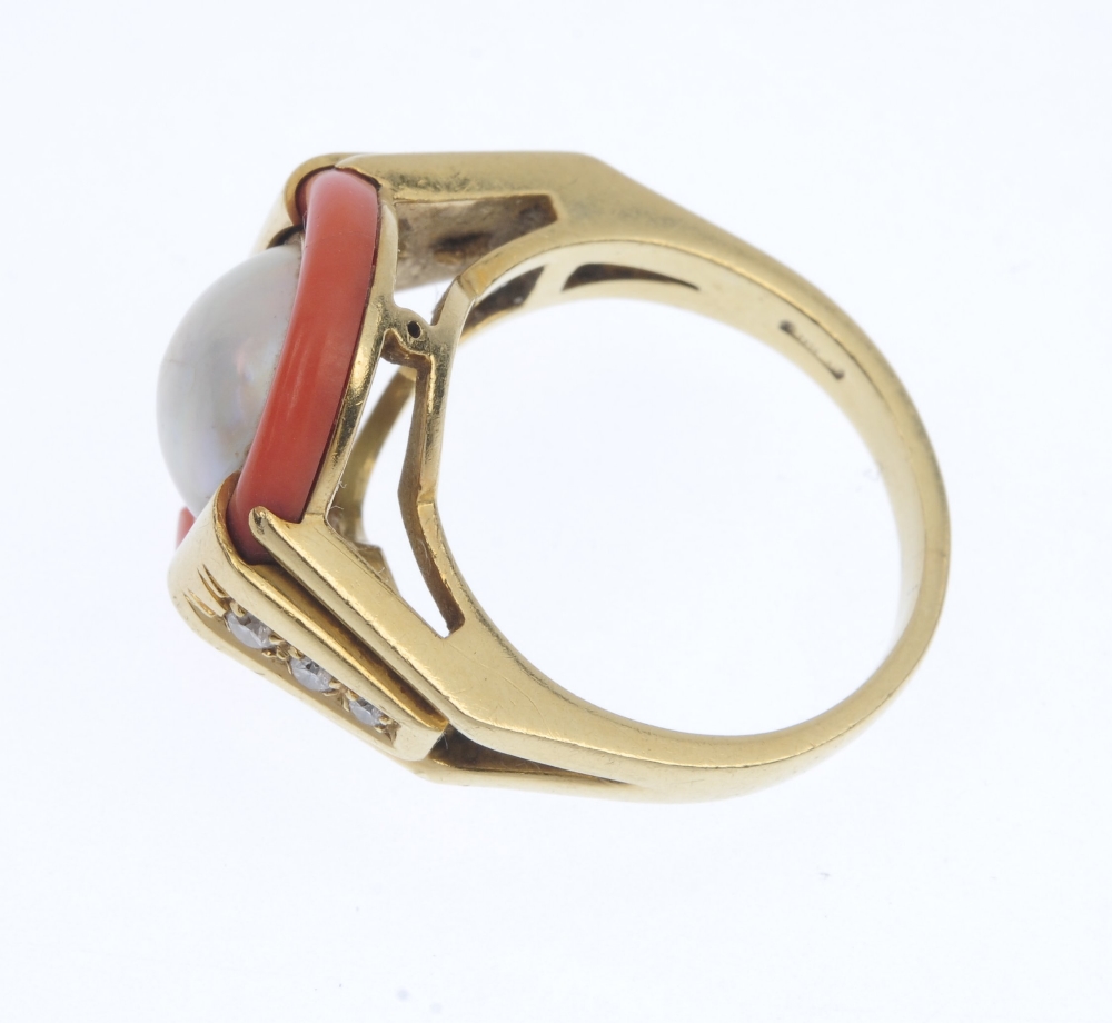 A mabe pearl, coral and diamond dress ring. The mabe pearl, within a coral surround, to the - Image 3 of 4