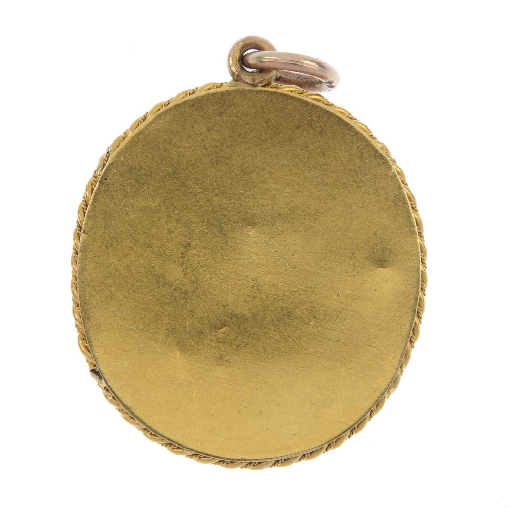 An operculum pendant. The oval-shape shell operculum, to the late 19th century gold rope-twist - Image 2 of 2