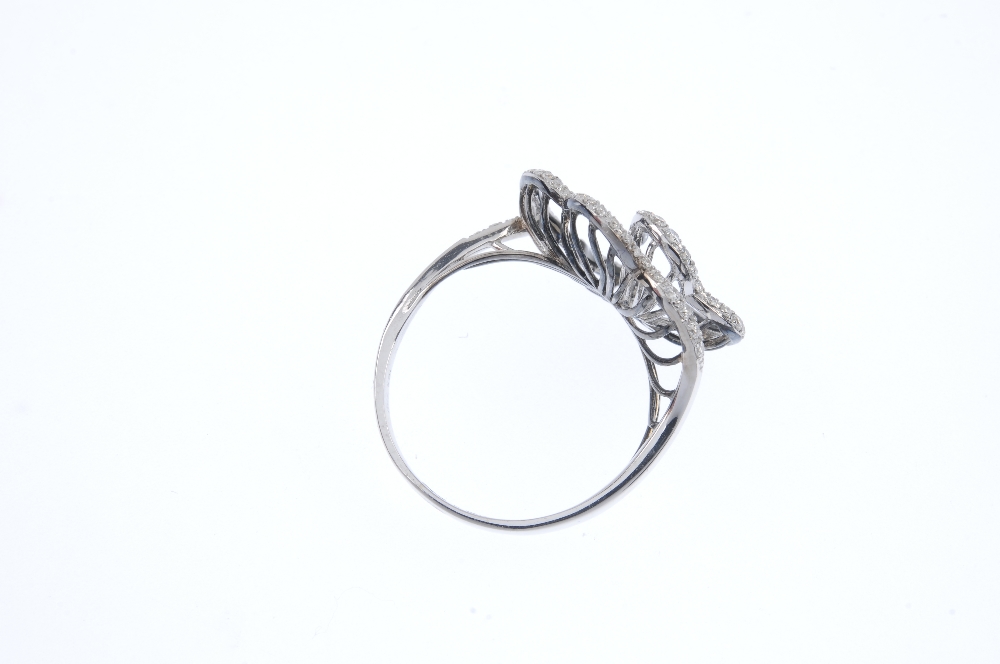 An 18ct gold diamond floral ring. Of wirework design, the graduated brilliant-cut diamond - Image 4 of 4