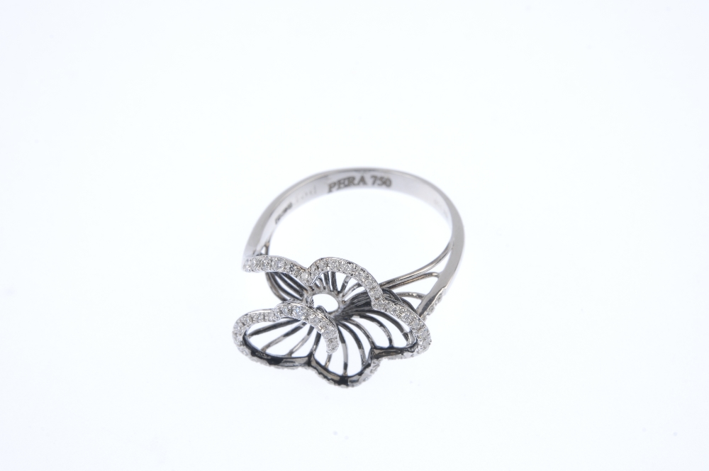 An 18ct gold diamond floral ring. Of wirework design, the graduated brilliant-cut diamond - Image 2 of 4