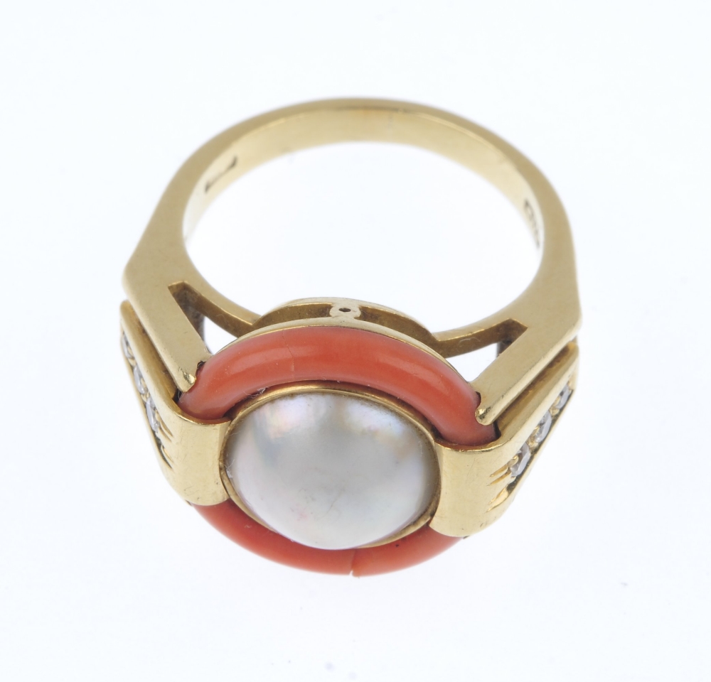 A mabe pearl, coral and diamond dress ring. The mabe pearl, within a coral surround, to the - Image 2 of 4