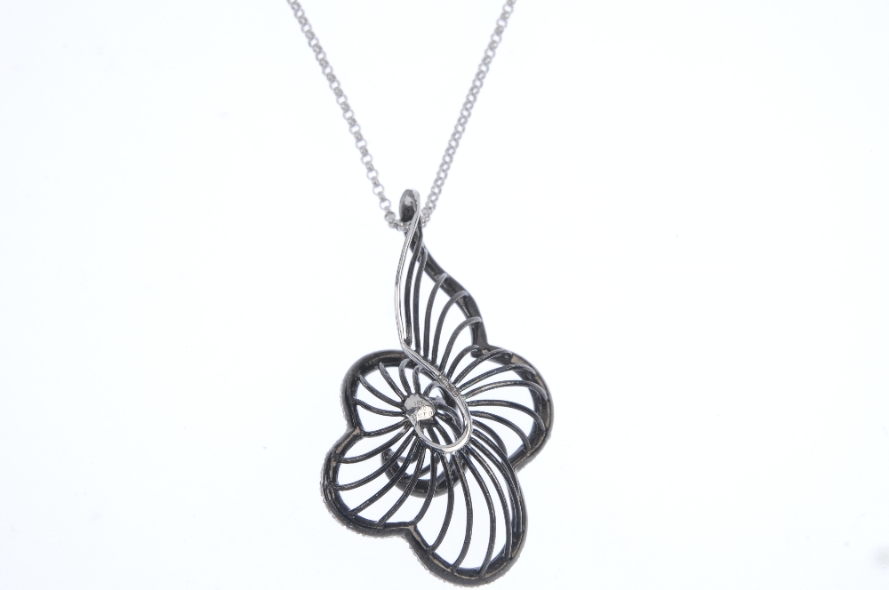 An 18ct gold diamond floral necklace. The graduated brilliant-cut diamond scalloped line, to the - Image 2 of 3