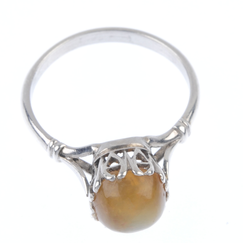 A cat's eye chrysoberyl single-stone ring. The cushion-shape chrysoberyl cabochon, within an - Image 2 of 4