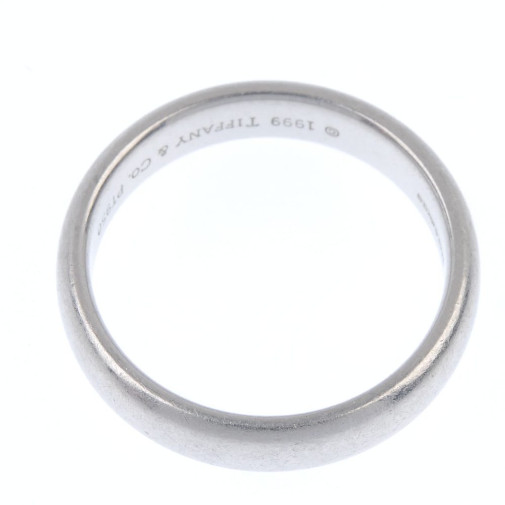 TIFFANY & CO. - a platinum band ring. Signed Tiffany & Co. Hallmarks for London, 2004. Weight 9. - Image 2 of 3