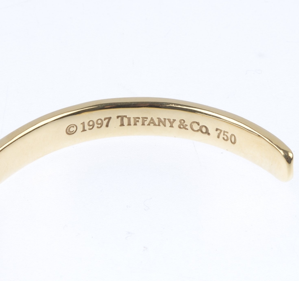 TIFFANY & CO. - an '1837' cuff. Of plain design, stamped 750 T&CO 1837. Signed Tiffany & Co. Inner - Image 3 of 4