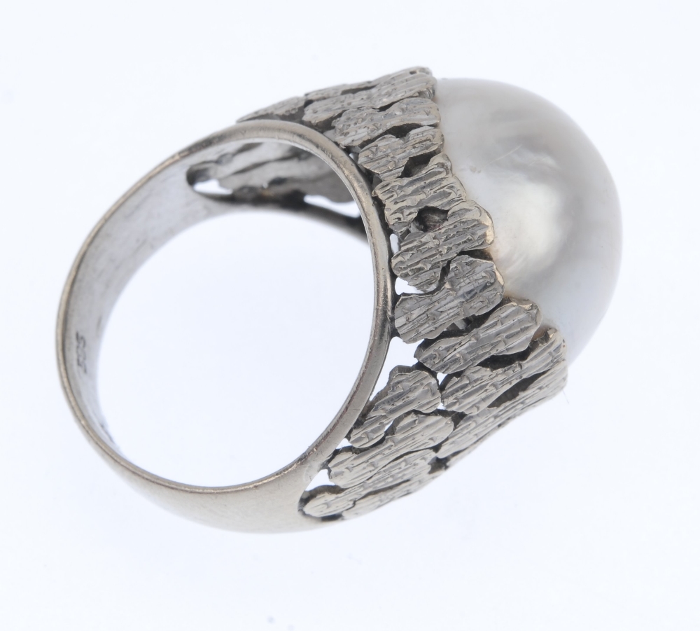 A mabe pearl dress ring. The mabe pearl, raised with an openwork textured surround and shoulders, to - Image 4 of 4