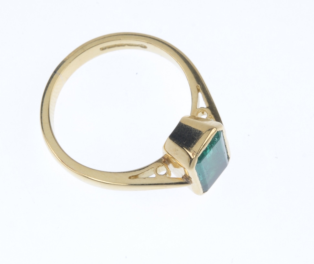 An 18ct gold emerald single-stone ring. The rectangular-shape emerald collet, to the tapered - Image 3 of 5