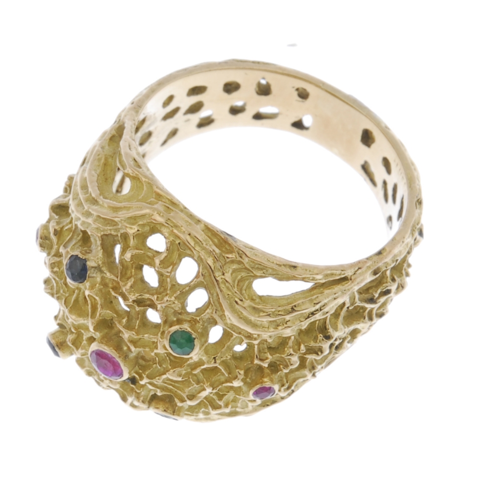 A sapphire, emerald and ruby ring. Designed as a textured openwork dome, with circular-shape - Image 2 of 4