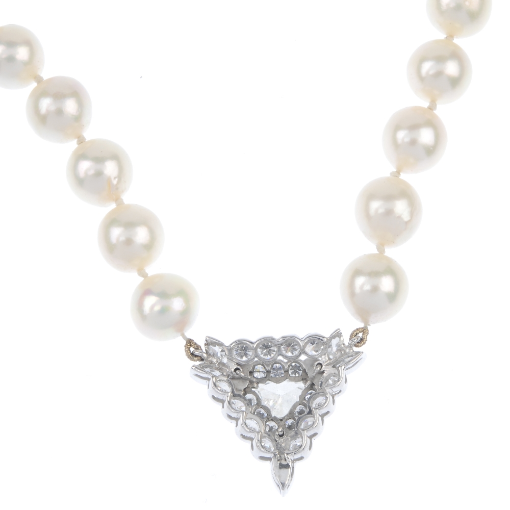 A diamond and cultured pearl single-strand necklace. The triangular-shape diamond, weighing 0. - Image 2 of 4