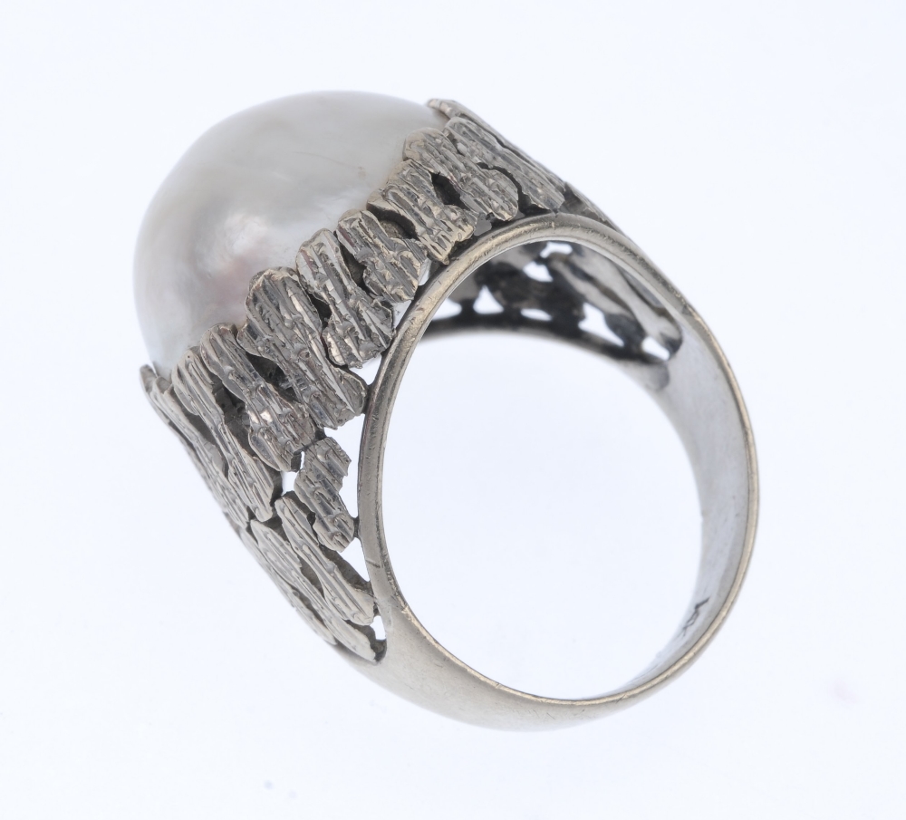 A mabe pearl dress ring. The mabe pearl, raised with an openwork textured surround and shoulders, to - Image 3 of 4