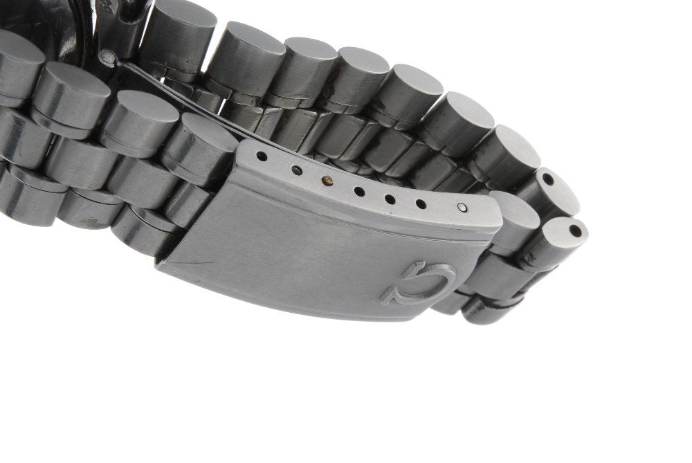 OMEGA - a gentleman's f300 bracelet watch. Stainless steel case. Numbered 198.001. Signed electronic - Image 4 of 4