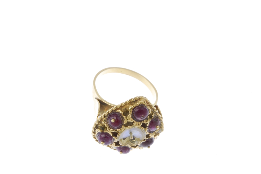 A ruby dress ring. The ruby beads set within rope-twist surround, to the plain band. Central stone - Image 2 of 4