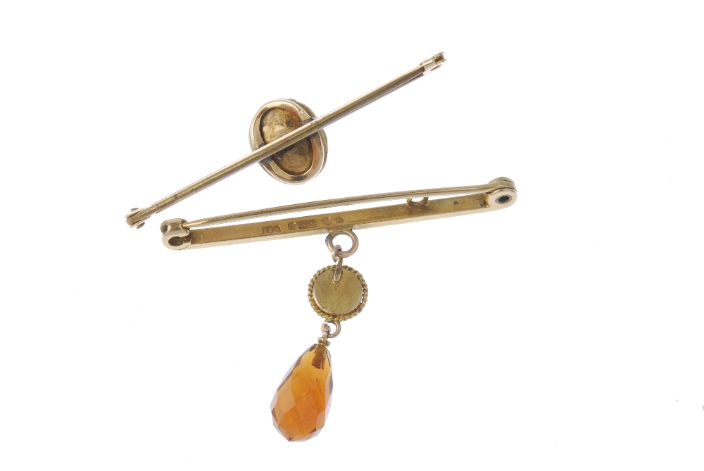 A selection of three brooches. To include an early 20th century 9ct gold bar brooch suspending a - Image 2 of 4