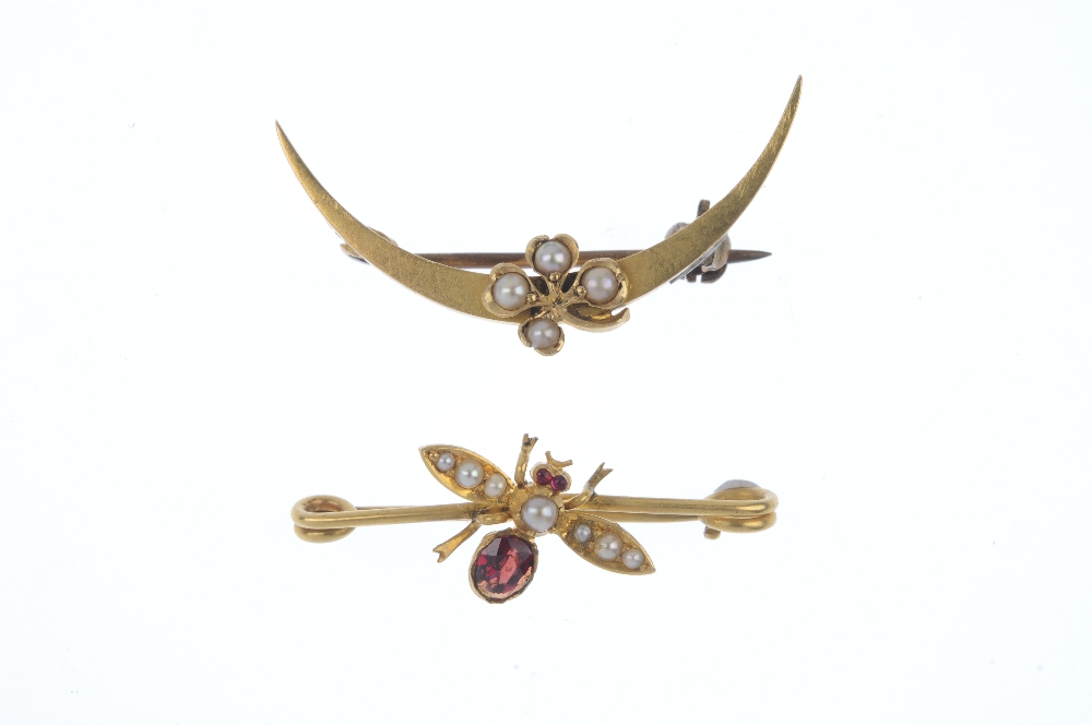 A selection of early 20th century gem-set and split pearl brooches. To include a split pearl four - Image 3 of 3