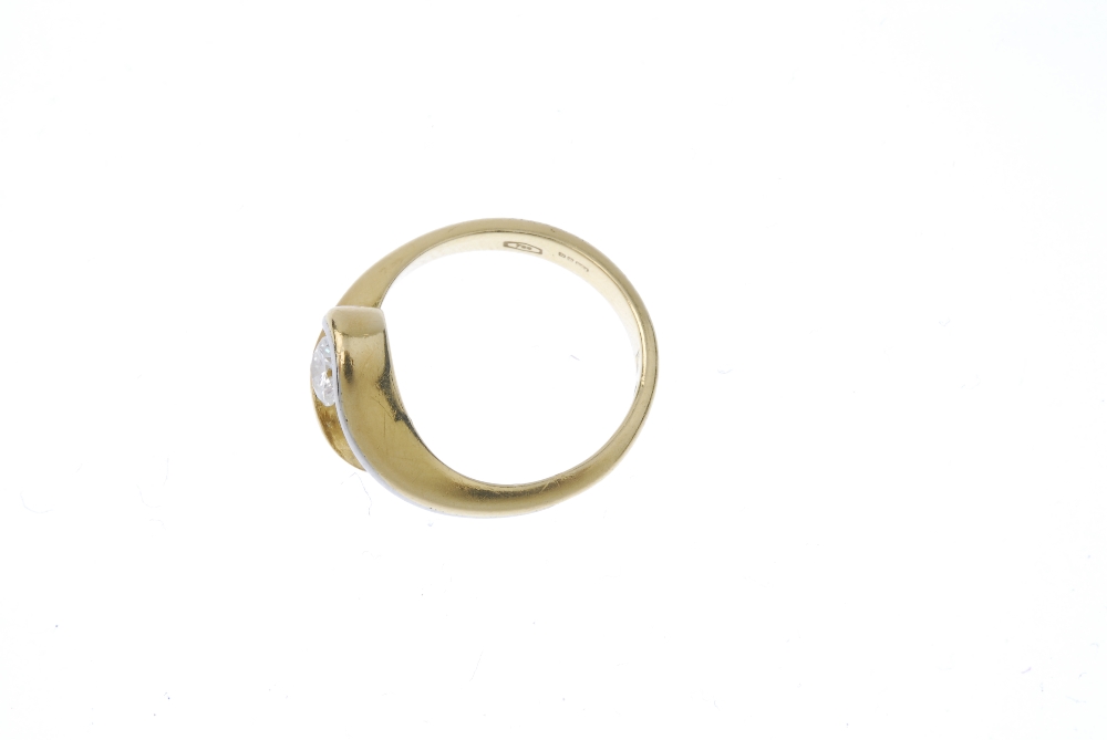 A diamond crossover ring. Of bi-colour design, the brilliant-cut diamond, to the asymmetric - Image 3 of 4