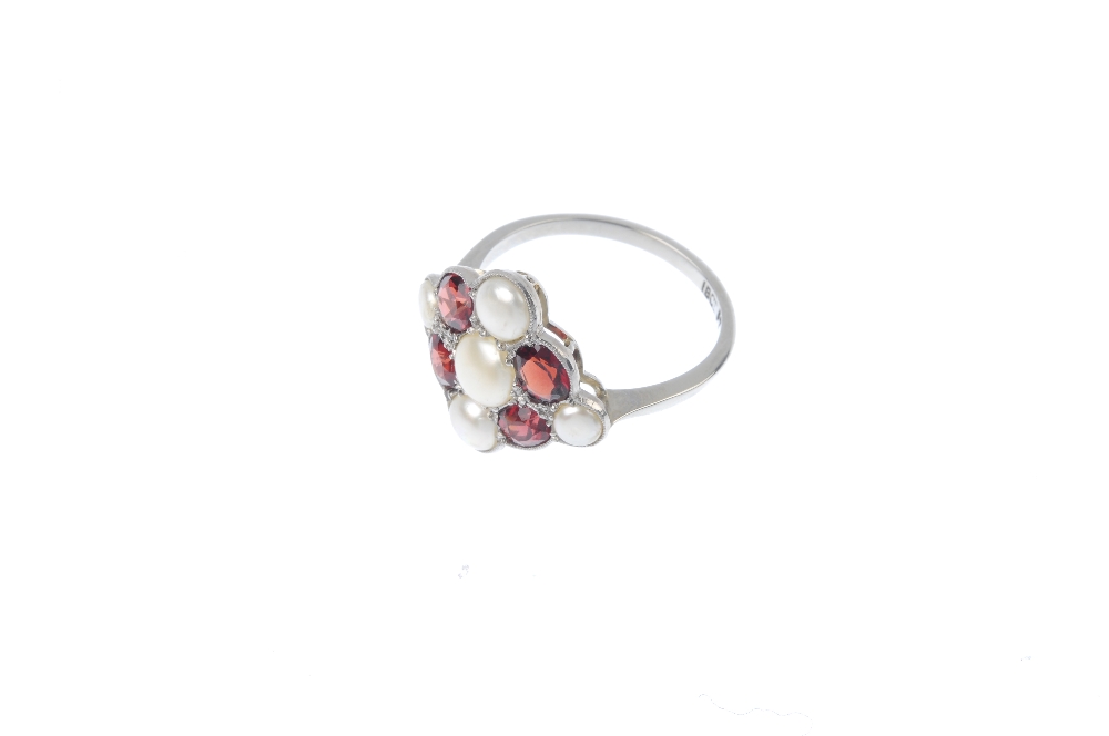 A freshwater cultured pearl and garnet cluster ring. The freshwater cultured pearl and oval-shape - Image 2 of 4