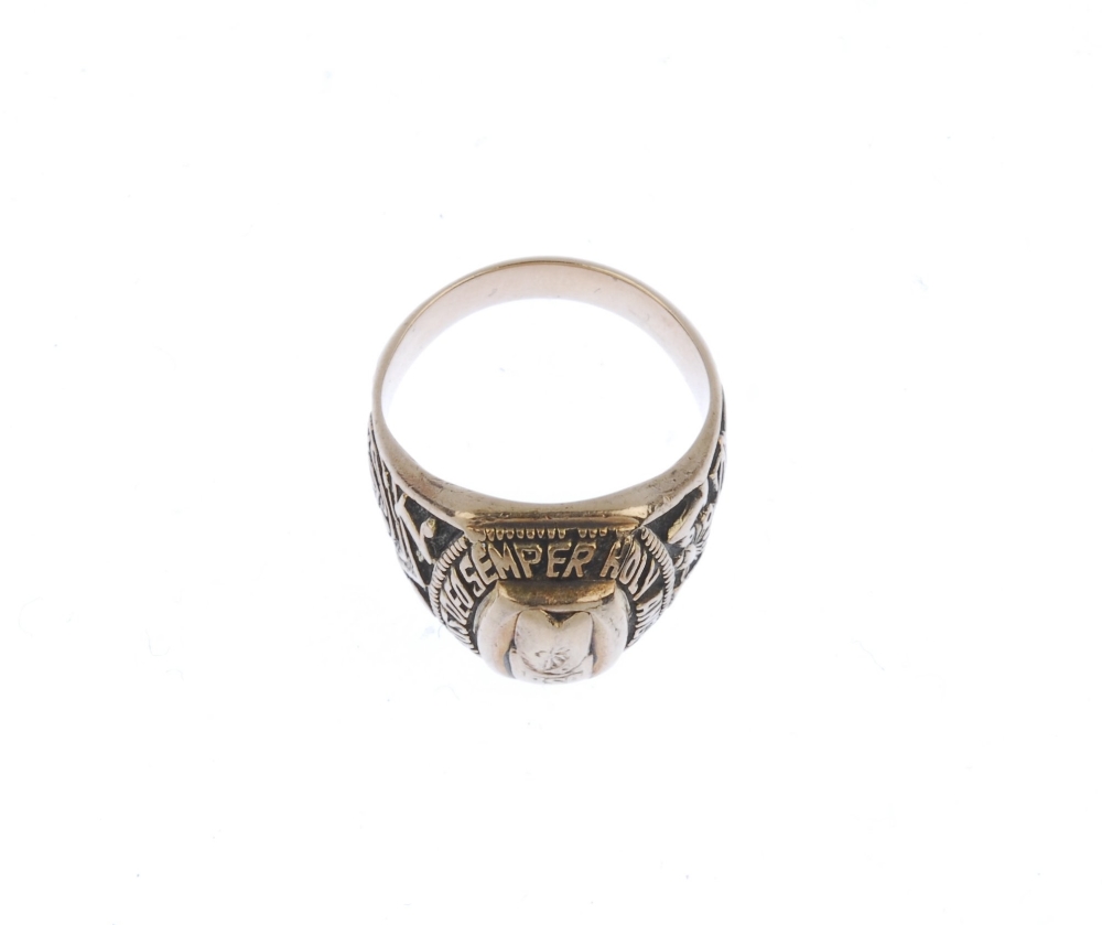 (539760-1-A) A college ring. With script, date 1971 and various insignia. Personal inscription. - Image 2 of 3