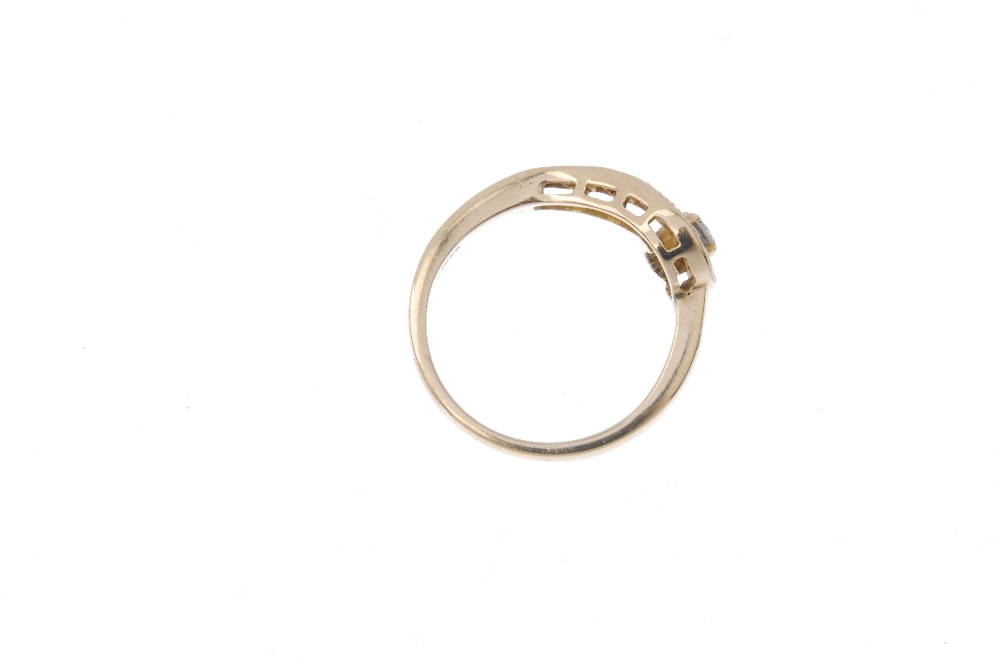 A 14ct gold diamond twist ring. The brilliant-cut diamond, to the graduated brilliant-cut diamond - Image 4 of 4