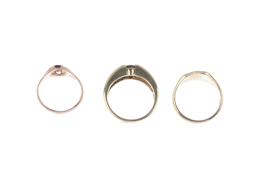 A selection of three 9ct gold rings. To include a shield-shape signet ring, an early 20th century - Image 4 of 4